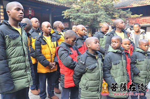 文殊院-非洲马拉威阿弥陀佛关怀中心孩子们一行参访成都文殊院