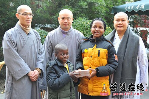 文殊院-非洲马拉威阿弥陀佛关怀中心孩子们一行参访成都文殊院