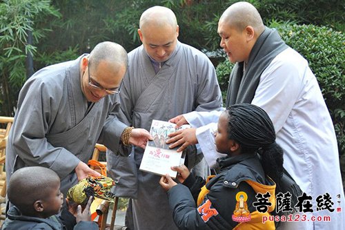 文殊院-非洲马拉威阿弥陀佛关怀中心孩子们一行参访成都文殊院