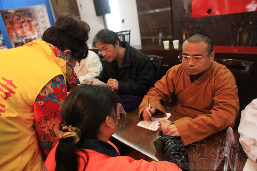 【高清图集】重庆缙云寺慈善功德会联合北碚大明医院举行环卫工人义诊