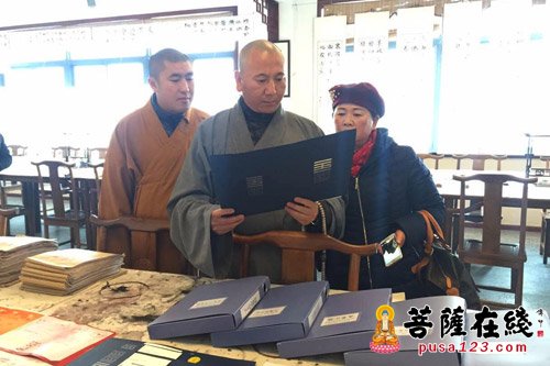 青城山-四川青城山泰安寺洪法大和尚赴青城山七一中学捐资助学