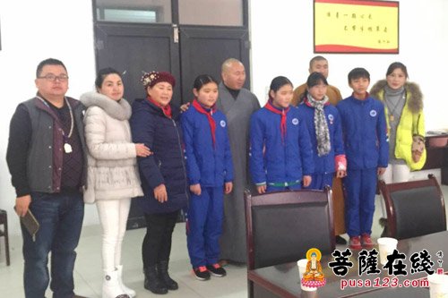青城山-四川青城山泰安寺洪法大和尚赴青城山七一中学捐资助学