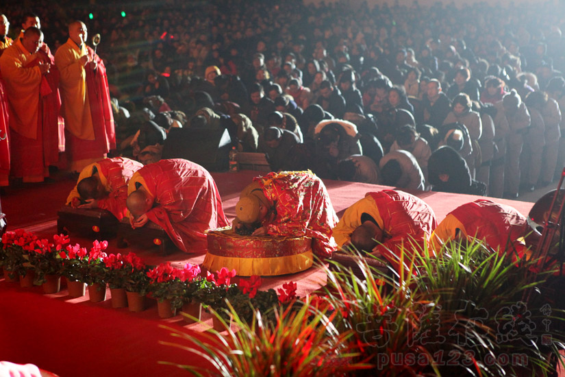 主法法师虔诚跪拜(图片来源:菩萨在线 摄影:妙梵)