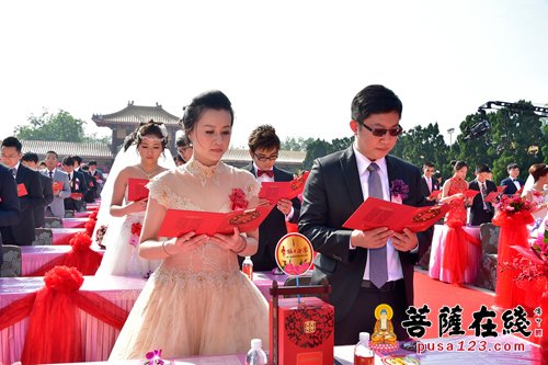 释迦牟尼-“以爱赢得爱” 一千五百对佳偶接受佛陀祝福
