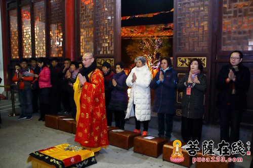 浙江余姚狮子山东明寺“撞响梵钟 迎接新年”