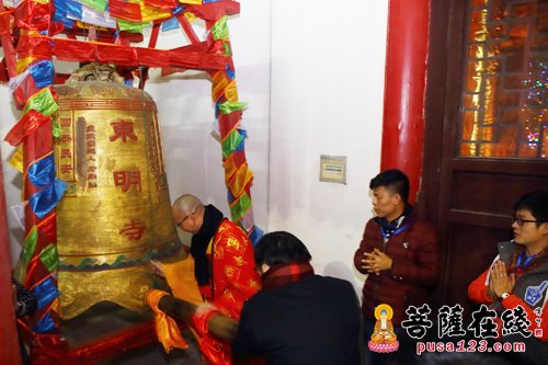 浙江余姚狮子山东明寺“撞响梵钟 迎接新年”