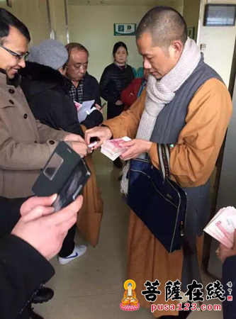 咸安-“佛教大爱”咸安无相寺善款救助患病困难家庭
