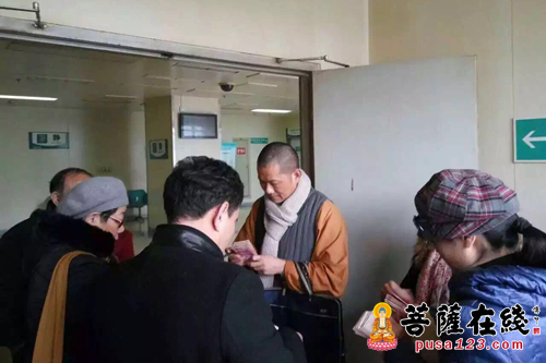 咸安-“佛教大爱”咸安无相寺善款救助患病困难家庭