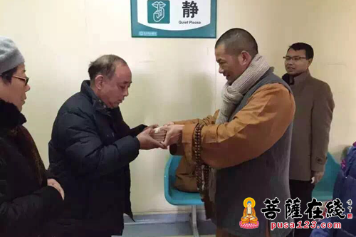 咸安-“佛教大爱”咸安无相寺善款救助患病困难家庭