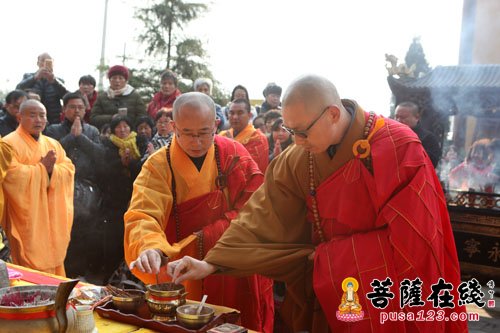 上海菩提寺住持慧证法师(左,扬州文峰寺方丈能度大和尚(右)拈香主法