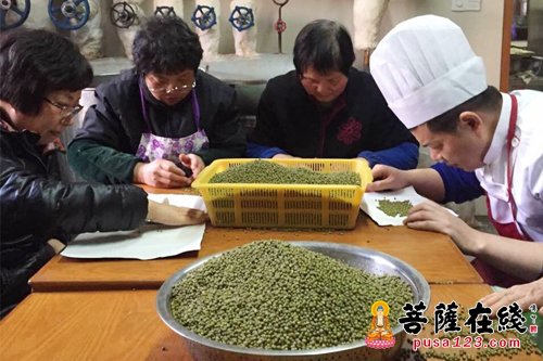 腊八节-浙江宁波七塔禅寺举行“腊八送温暖”活动