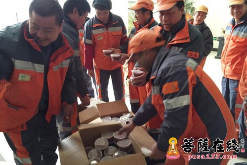 腊八节-浙江宁波七塔禅寺举行“腊八送温暖”活动