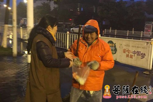 江苏太仓-江苏太仓同觉寺义工一行慰问太仓环卫师傅