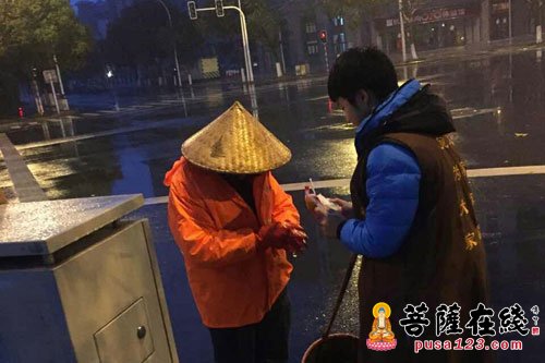 江苏太仓-江苏太仓同觉寺义工一行慰问太仓环卫师傅