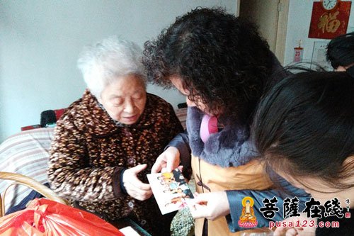 正能量-春节前夕 安福利生怀老组义工一行走访慰问老人们