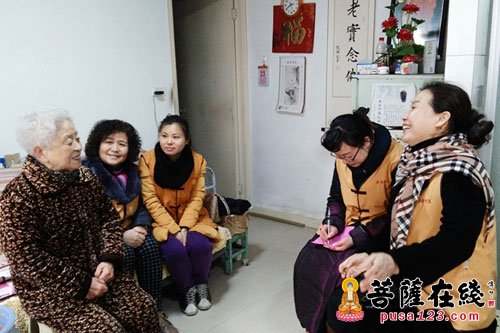 正能量-春节前夕 安福利生怀老组义工一行走访慰问老人们