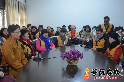 正能量-春节前夕 安福利生怀老组义工一行走访慰问老人们