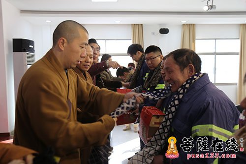 致敬城市美容师 上海玉佛禅寺为一线环卫工人送温暖