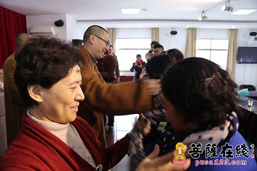 致敬城市美容师 上海玉佛禅寺为一线环卫工人送温暖