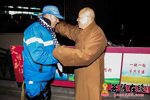 致敬城市美容师 上海玉佛禅寺为一线环卫工人送温暖