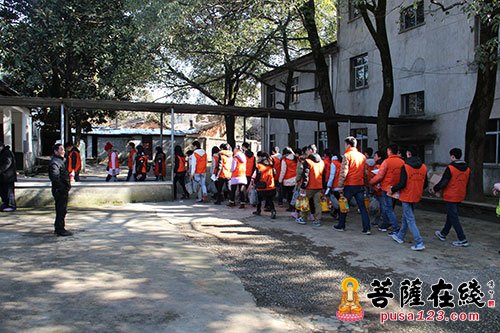 孤寡老人-新春佳节 “善财之家大学生义工团”用爱关怀孤寡老人