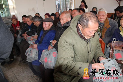 孤寡老人-新春佳节 “善财之家大学生义工团”用爱关怀孤寡老人