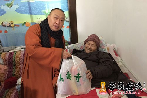 万寿寺-万寿寺方丈续建大和尚春节慰问金山区老人