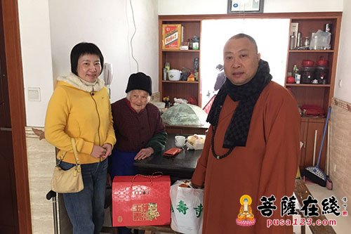 万寿寺-万寿寺方丈续建大和尚春节慰问金山区老人