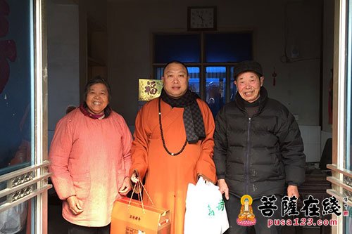 万寿寺-万寿寺方丈续建大和尚春节慰问金山区老人