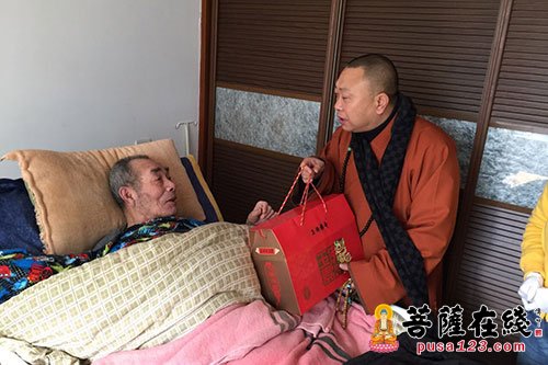 万寿寺方丈续建大和尚春节慰问金山区老人