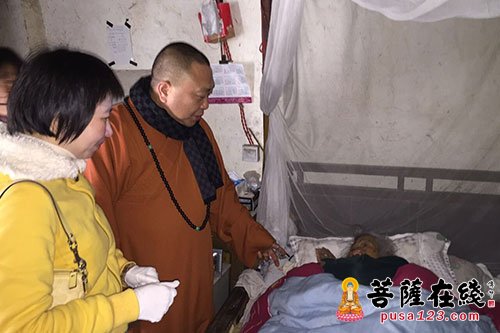 万寿寺-万寿寺方丈续建大和尚春节慰问金山区老人
