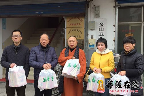 万寿寺-万寿寺方丈续建大和尚春节慰问金山区老人