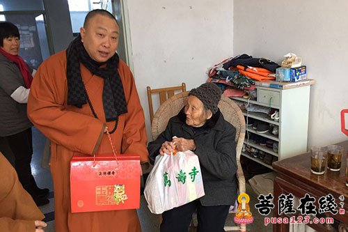 万寿寺-万寿寺方丈续建大和尚春节慰问金山区老人