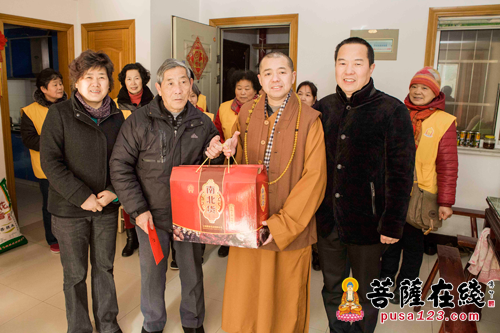 上海二严寺智能法师赴奉浦社区慰问特困家庭