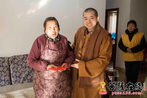 上海二严寺智能法师赴奉浦社区慰问特困家庭