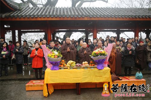 馆诵经十方善信绕塔诵经主法法师领众绕惟贤长老舍利塔九匝身振法师