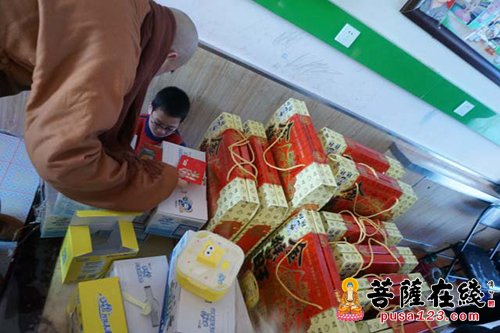 佛教-辽宁省绥中县佛教协会开展新春“送温暖、献爱心”活动