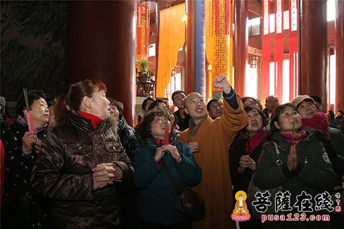 60多位空巢老人走进古刹灵隐 共话新春欢喜团年