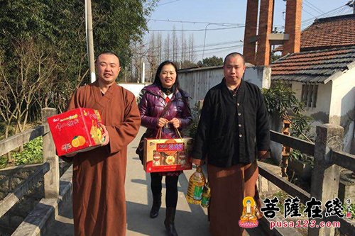 上海报国寺春节慰问淀峰村90岁以上老人