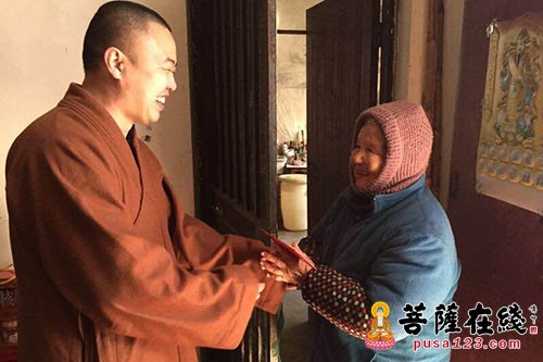 上海报国寺春节慰问淀峰村90岁以上老人