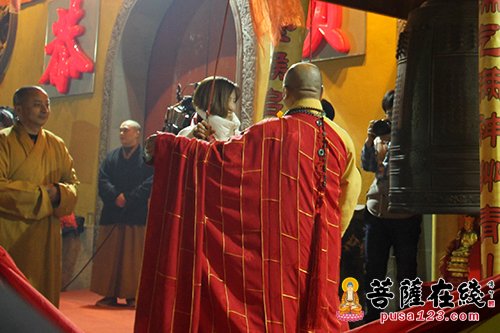 上海玉佛禅寺举行2016年“温暖除夕夜”慈善晚会