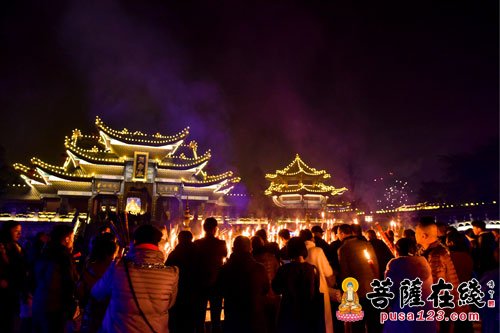 峨眉山-除夕夜 峨眉山方丈永寿大和尚撞响大佛禅院新年钟声