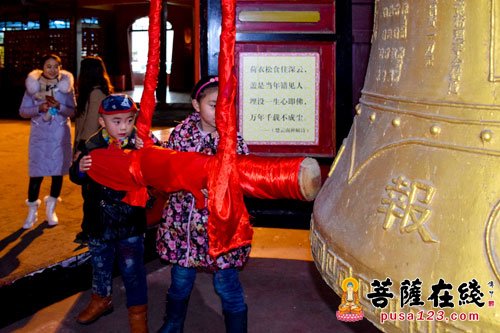 峨眉山-除夕夜 峨眉山方丈永寿大和尚撞响大佛禅院新年钟声