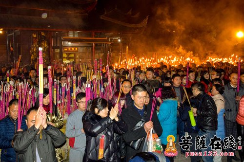 峨眉山-除夕夜 峨眉山方丈永寿大和尚撞响大佛禅院新年钟声