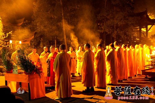 峨眉山-除夕夜 峨眉山方丈永寿大和尚撞响大佛禅院新年钟声