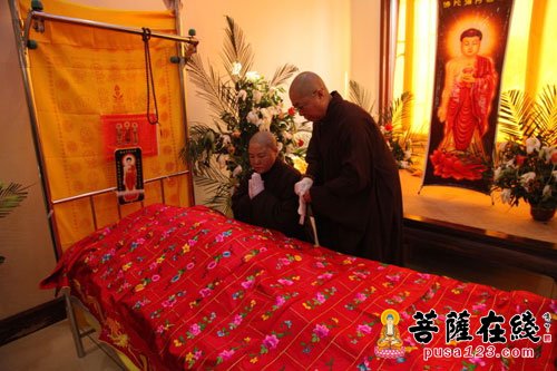 众生-黑龙江大庆果城寺举行果成老法师法体移灵仪式