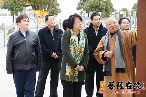 上海市副市长翁铁慧一行前往东海观音寺视察指导