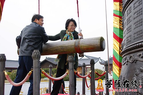 上海市副市长翁铁慧一行前往东海观音寺视察指导