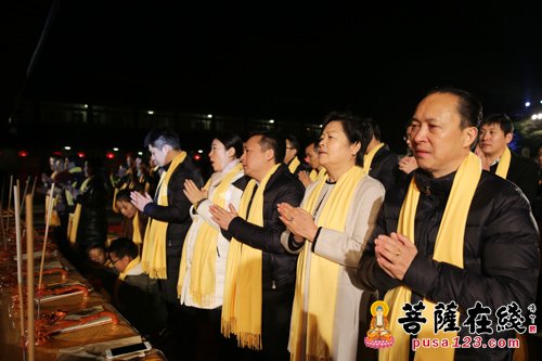 菩萨在线 摄影:妙然)浙江嘉兴平湖法华寺住持常林法师拈香(图片来源