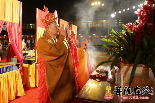 菩萨在线 摄影:妙然)浙江嘉兴平湖法华寺住持常林法师拈香(图片来源
